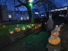 Ukmergę puošė šviečiantys moliūgai moliūgai