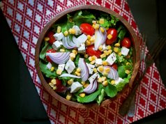 Traškios, žalios ir gardžios: išbandykite tris pavasarinius receptus su šviežiomis salotomis