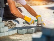 Kaip tinkamai išsirinkti trinkeles ir iš jų įsirengti dangą?