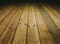 Ką daryti, kad medinės grindys neišbluktų?