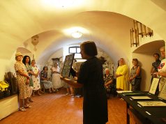 Siūlo, adatos ir skiautės keliu