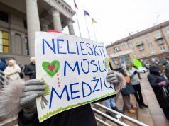 Šimtai gyventojų protestuoja prieš Lietuvoje vykdomą miškų politiką: reikalaujame ryžtingai keisti požiūrį