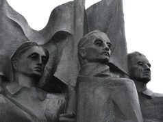 Desovietizacijos komisija siūlo nukelti „Vėliavnešių“ skulptūrą Ukmergėje: tai tipinis sovietinis paminklas