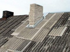Specialistai atsako, kiek kainuoja pakeisti seną šiferio stogą ir kodėl jo lakštų patiems geriau neliesti