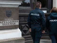 Teismas buvusį policininką V. Žvinį išteisino dėl įgaliojimų viršijimo, sulaikytojo pastūmimas įvertintas kaip būtinoji gintis