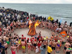 Kartu su šimtais sveikos gyvensenos entuziastų į Baltijos bangas nėrė ir žinomi politikai