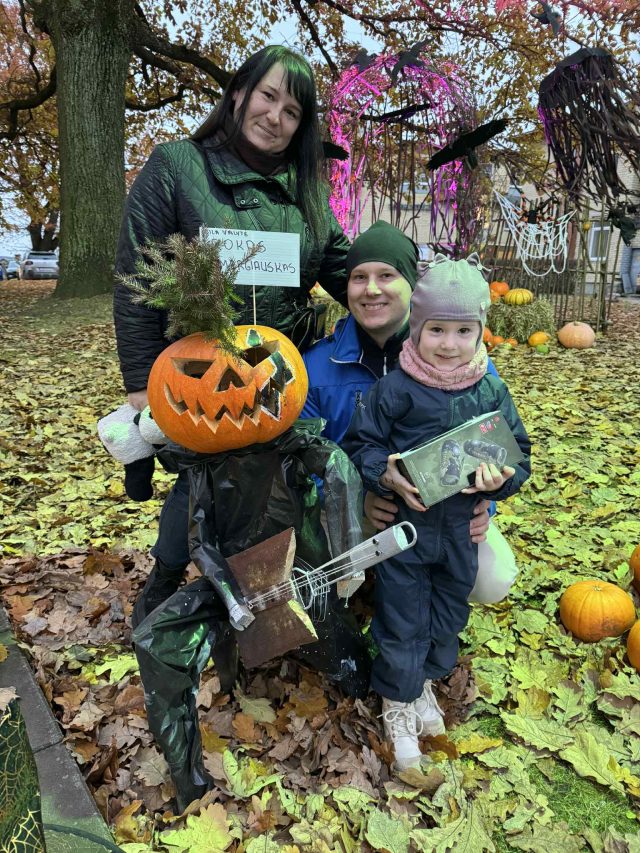 „Šviečiantys moliūgų žibintai” dalyviai, 1 vieta