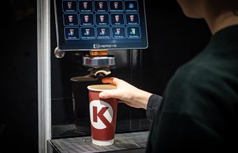 „Circle K“ investuoja 4 mln. eurų į naujos kartos kavos aparatus Lietuvoje