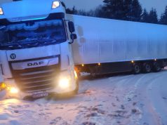 Slidus kelias: ryte vilkikas nuslydo nuo kelio ir užblokavo eismą