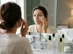 Kaip tinkamai nuvalyti makiažą: klaidos, kurias daro daugelis moterų