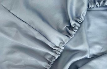 Paklodė su guma – patogus sprendimas kokybiškam miegui