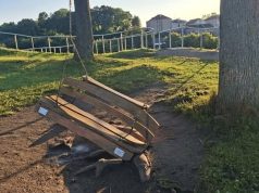 Ukmergės piliakalnio sūpuoklės vėl sutvarkytos