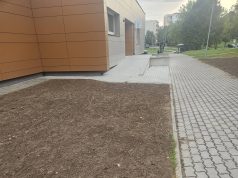 Sutvarkyta erdvė prie Pivonijos prekybos centro