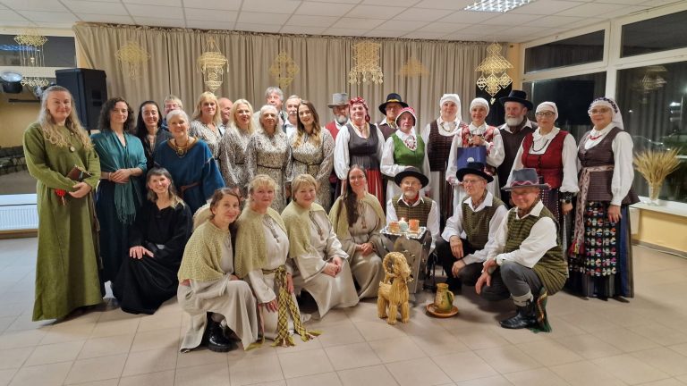 Dainavoje surengta tradicinė rudens lygiadienio šventė „Lygiadienio ugnys“.