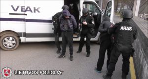 Norėjo apiplėšti kurjerį, bet sulaukė „Aro” kovotojų (video)