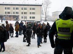 „Gėda, gėda, namo, namo” – ukmergiškiai nepanoro kalbėtis su politikais (video)