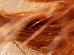 Slenkantys plaukai – kaip įveikti šią problemą? plaukai