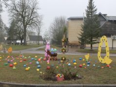 Vepriuose papuošta velykinė aikštė