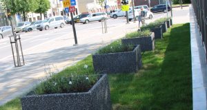 Miesto centre buvusį rožyną pakeitė betoninės gėlinės