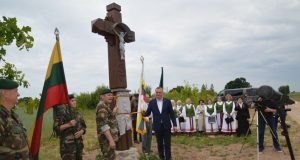 Birželio 14-ąją – Kaušų kaime atidengtas kryžius partizanams