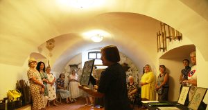 Siūlo, adatos ir skiautės keliu