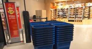 „Lidl“ parduotuvėse klientų lauks pirkinių krepšeliai