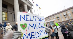 Šimtai gyventojų protestuoja prieš Lietuvoje vykdomą miškų politiką: reikalaujame ryžtingai keisti požiūrį
