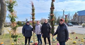 Bendruomenės papuošė miestelius Velykinėmis kompozicijomis