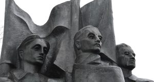 Desovietizacijos komisija siūlo nukelti „Vėliavnešių“ skulptūrą Ukmergėje: tai tipinis sovietinis paminklas