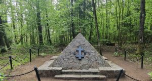 Atnaujintas paminklas 1831 m. žuvusiems sukilimo dalyviams atminti