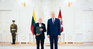 Tėvo dienos proga Prezidentas apdovanojo Lietuvos nusipelniusius tėvus ir globėjus