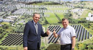 Ukmergėje atidarytas saulės elektrinių parkas, kuris teiks žaliąją energiją savivaldybės įstaigoms