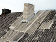 Specialistai atsako, kiek kainuoja pakeisti seną šiferio stogą ir kodėl jo lakštų patiems geriau neliesti