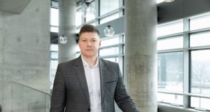 „Luminor“ įspėja: sukčiai savinasi banko darbuotojų tapatybes ir naudojasi atributika