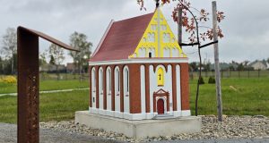 Sustabdyta akimirka: Jonavos Skarulių Šv. Onos bažnyčios maketas Ukmergės miniatūrų parke