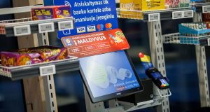 „Lidl“ parduotuvėse diegiama nauja savitarnos kasų sistema: apsipirkti bus galima dar greičiau ir patogiau