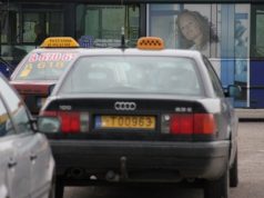 Tūkstančiai pavėžėtojų ir taksi paslaugas teikiančių vairuotojų nuo sausio gali netekti teisės vežti keleivius
