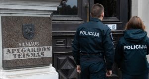 Teismas buvusį policininką V. Žvinį išteisino dėl įgaliojimų viršijimo, sulaikytojo pastūmimas įvertintas kaip būtinoji gintis