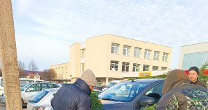 „Parsinešk Kalėdas į savo namus“: visoje Lietuvoje eglišakėmis pakvipo tūkstančiai gyventojų namų