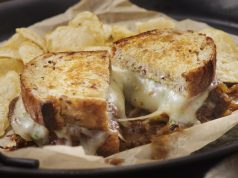 Sumuštinį su sūriu pagerinkite svogūnais – tiesiog tirps burnoje ir tiks net pietums