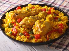 Vienoje skardoje paruoškite viską – vištieną, ryžius ir daržoves