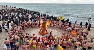 Kartu su šimtais sveikos gyvensenos entuziastų į Baltijos bangas nėrė ir žinomi politikai