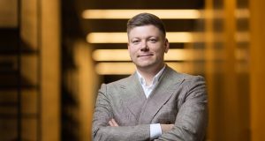 Bankas įspėja: niekam neatiduokite savo mokėjimo kortelės ar grynųjų pinigų