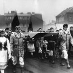 Pašventinta vėliava nešama i kult. rūmus pakelimui, 1988 metai_Nuotr. autorius A. Krikštaponis