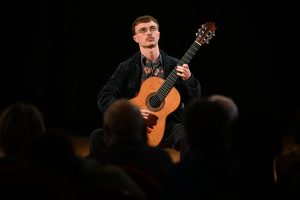 Koncertas Rokas Jurkus "Mėlyno smėlio piramidės" @ Ukmergės senasis (nebe) Knygynas
