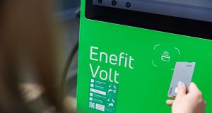 Daugiau nei 100 „Enefit“ elektromobilių įkrovimo stotelių nuo šiol galima atsiskaityti ir banko kortelėmis