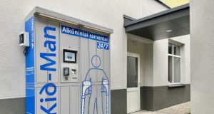 Rūpestis pacientu visą parą: prie ligoninės veikia ramentų savitarnos aparatas
