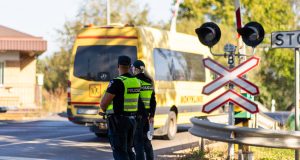 Prie pavojingiausių geležinkelio pervažų budės pareigūnai: primins, kaip saugiai kirsti bėgius