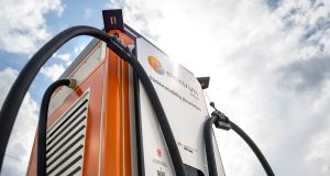 „Elektrum Lietuva“ įrengs 54 naujas elektromobilių įkrovimo stoteles visoje Lietuvoje