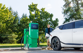 Sukčiai atranda naują nišą – elektromobilių įkrovimo stoteles: pataria, į ką atkreipti dėmesį